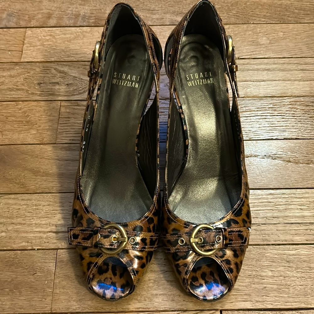 Stuart Weitzman Patent Leather Animal Print Heels Peep Toe Pumps Gold Buckle GUC